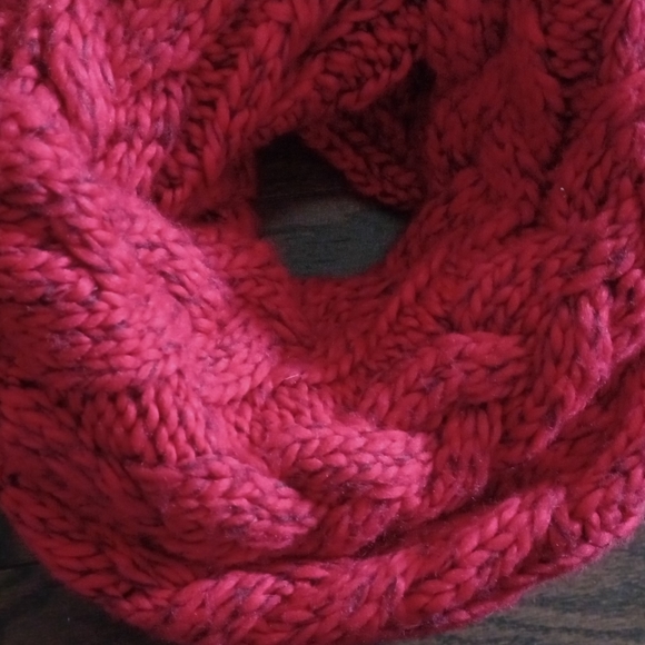 Beautiful red chunky knit infinity scarf - Picture 2 of 4